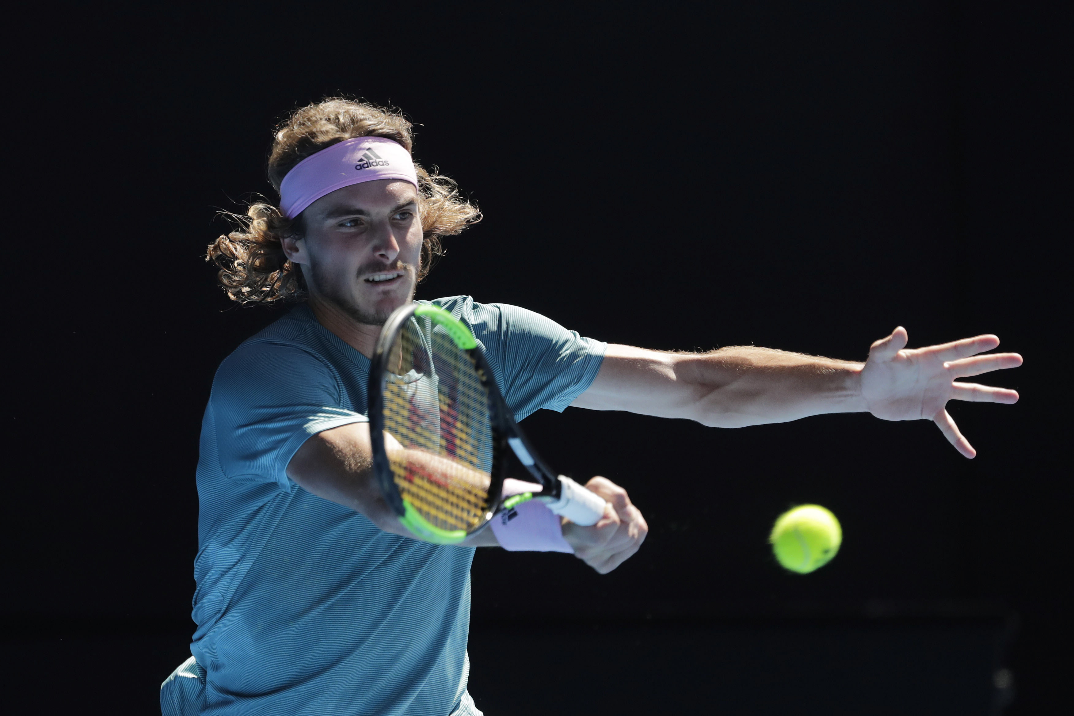 包含美国网球队鏖战欧洲网球队，西西帕斯三分雨点燃全场的词条