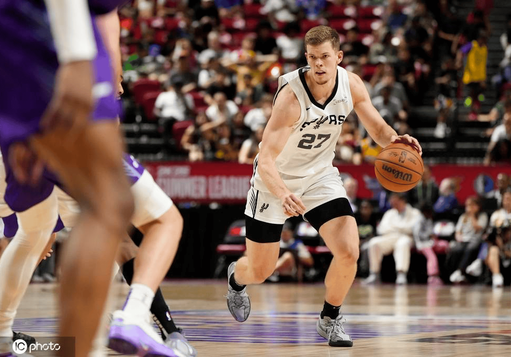 爵士险胜加拿大男篮，波尔津吉斯爆发神勇的简单介绍