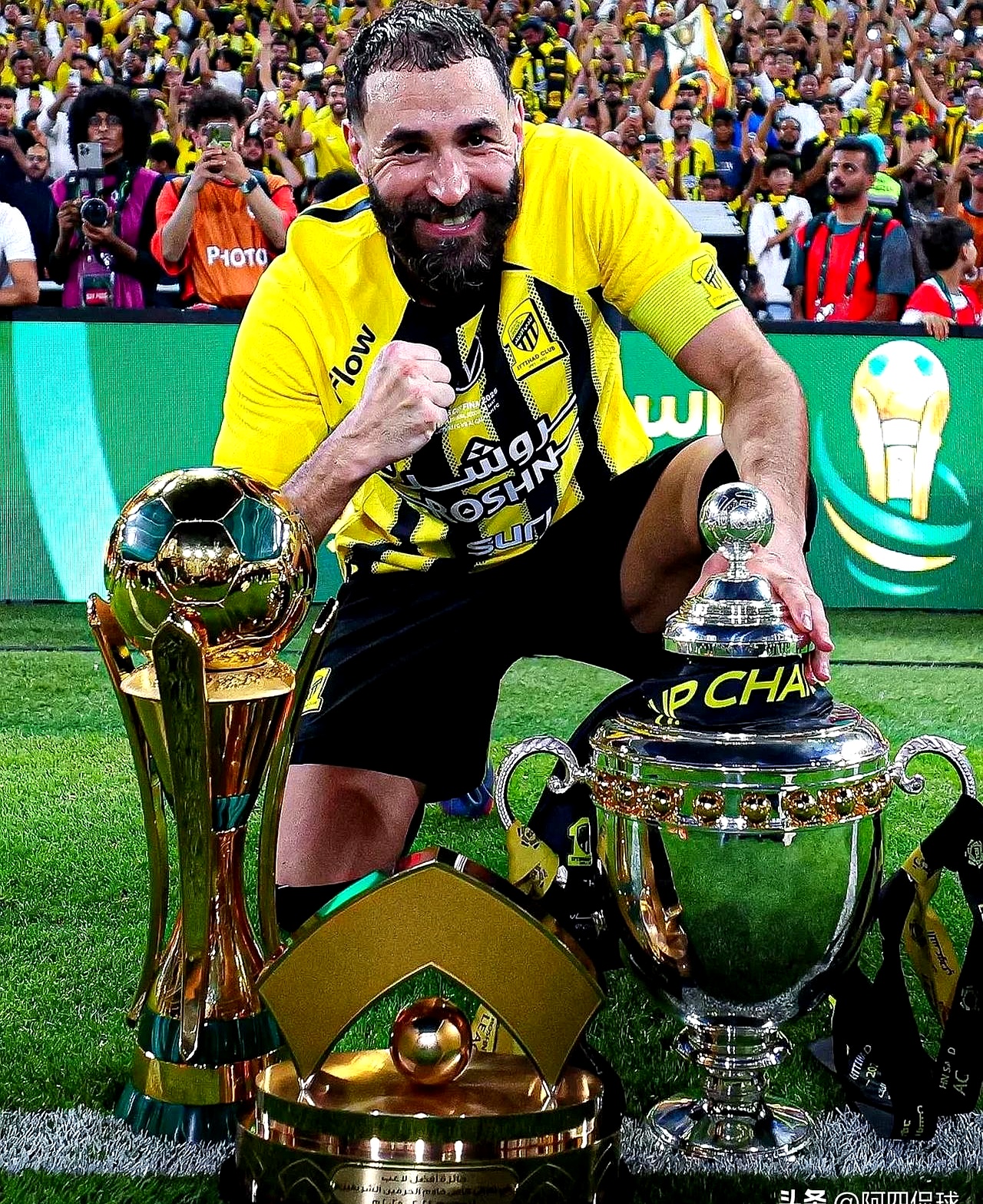 包含马德里竞技横扫阿森纳，本泽马点燃赛场的词条