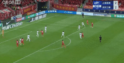 联赛冠军之争白热化，球员短兵相接