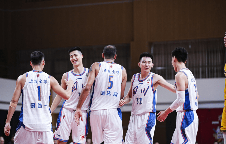 联赛冠军之争白热化，球员短兵相接