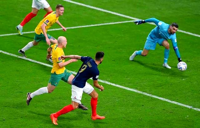 赛场上，各队展现出色战术和技巧