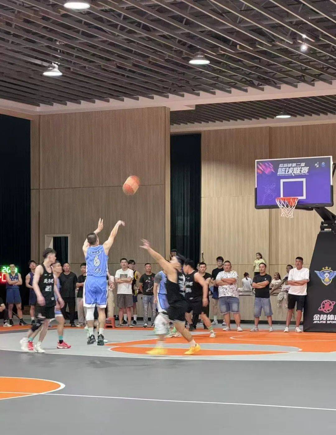 赛场上，各队展现出色战术和技巧