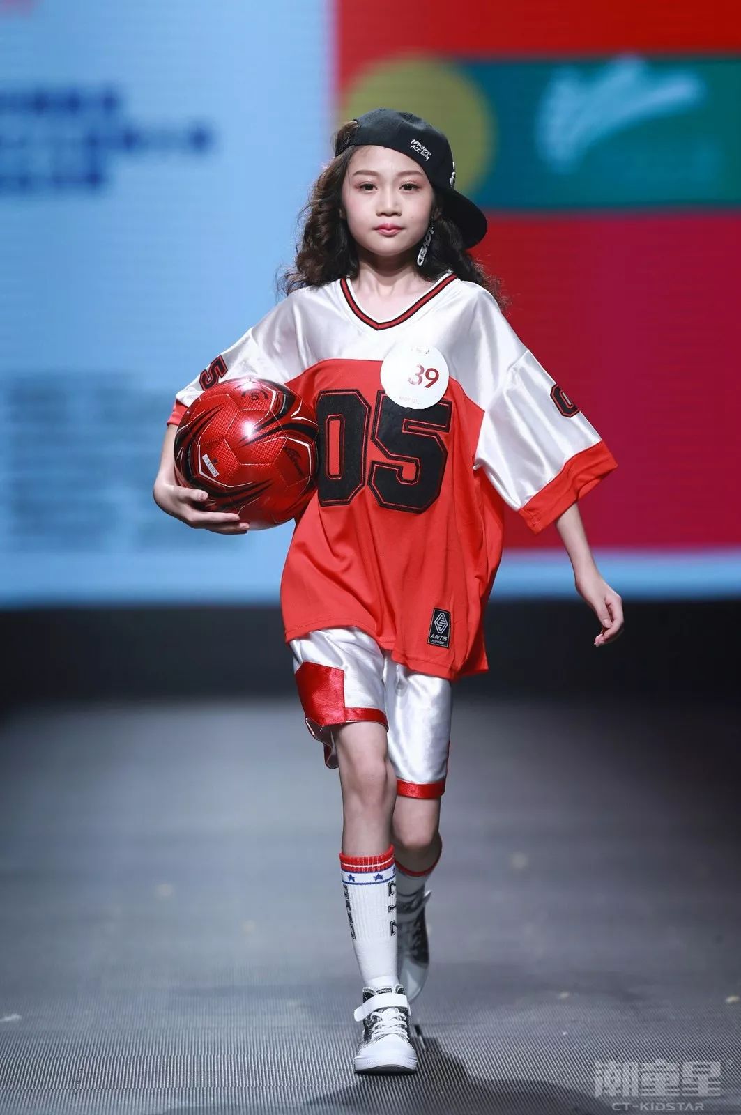 包含神奇时刻发生！选手决战成功引爆现场的词条