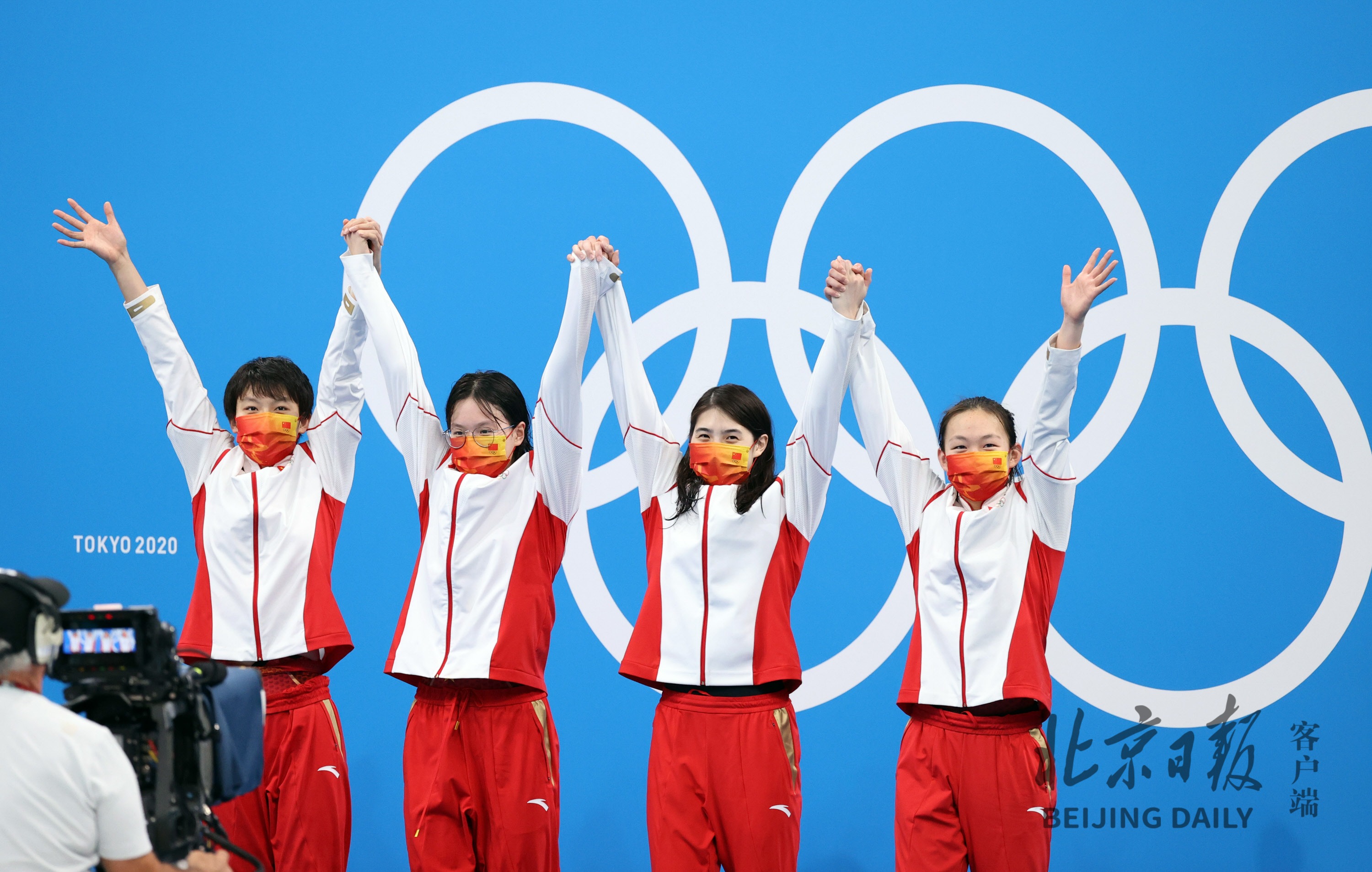 关于美国选手泰特斯金牌，夺得游泳比赛女子米蝶泳冠军的信息