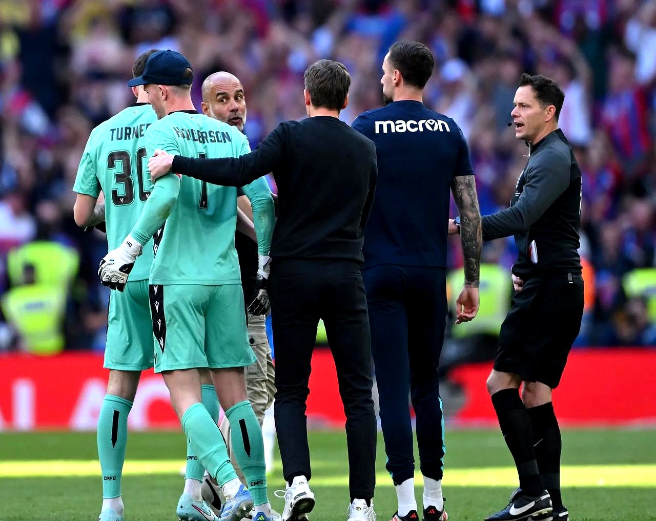 水晶宫门将神勇表现，保住球队胜利的简单介绍