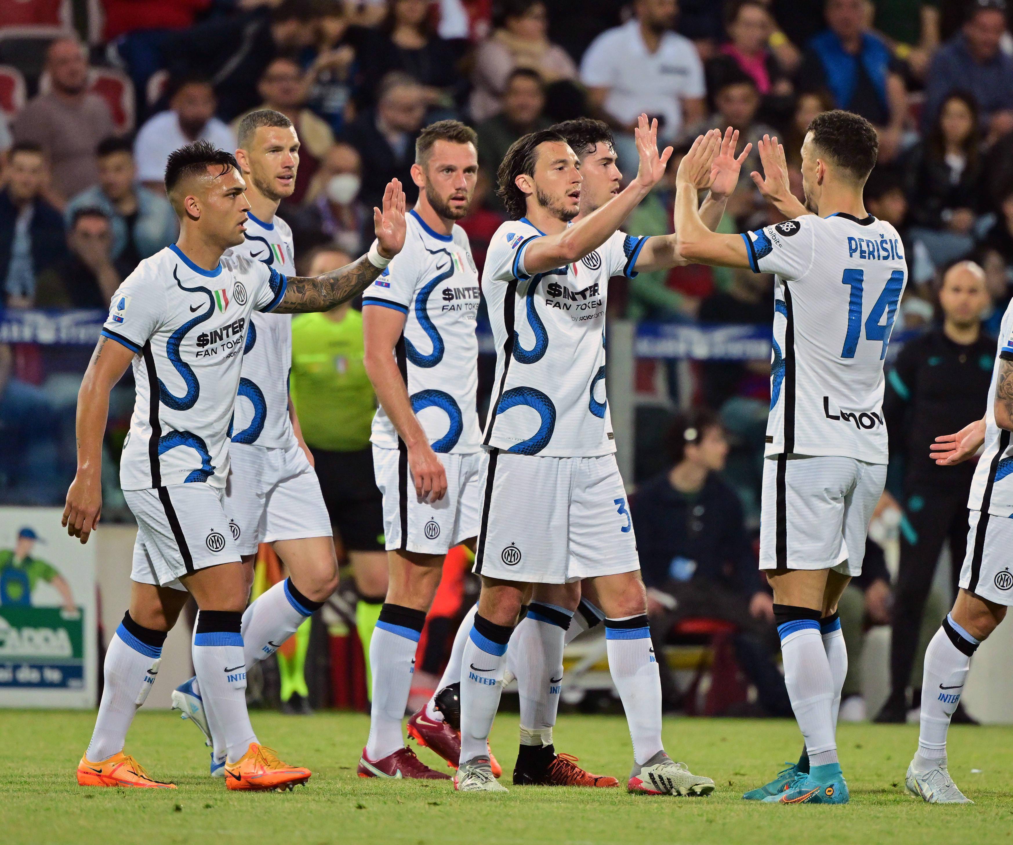 包含卡利亚里状态下滑，连续多场比赛未能取胜的词条