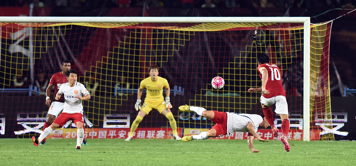 亚冠比赛中，中国足球队再次斩获胜利
