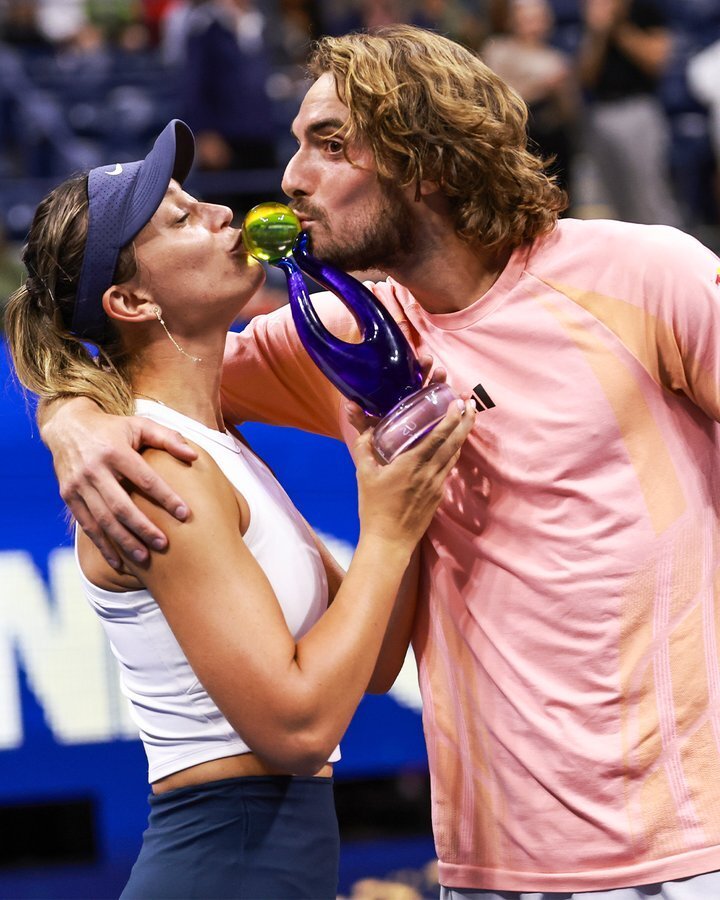 包含西班牙网球队绝杀德国网球队，西西帕斯绝境逆转的词条