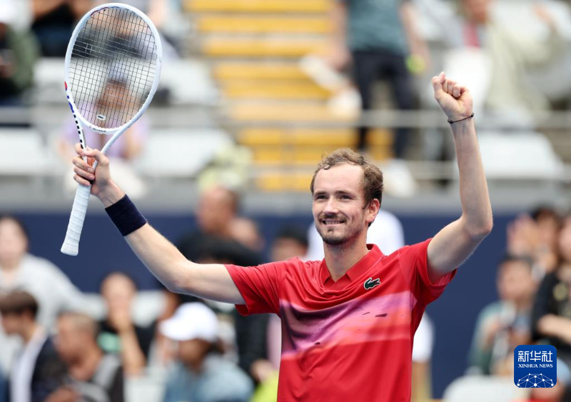 包含英国网球队完胜美国网球队，梅德韦杰夫统治全场的词条