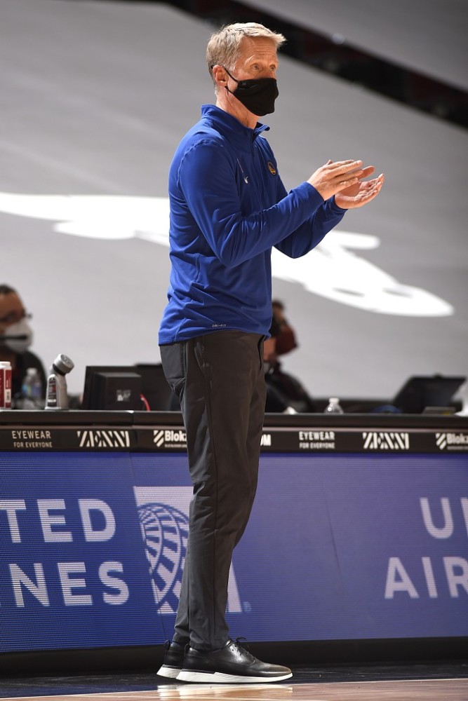 爵士宣布领队波波维奇续约，球队稳定，期待下赛季的简单介绍